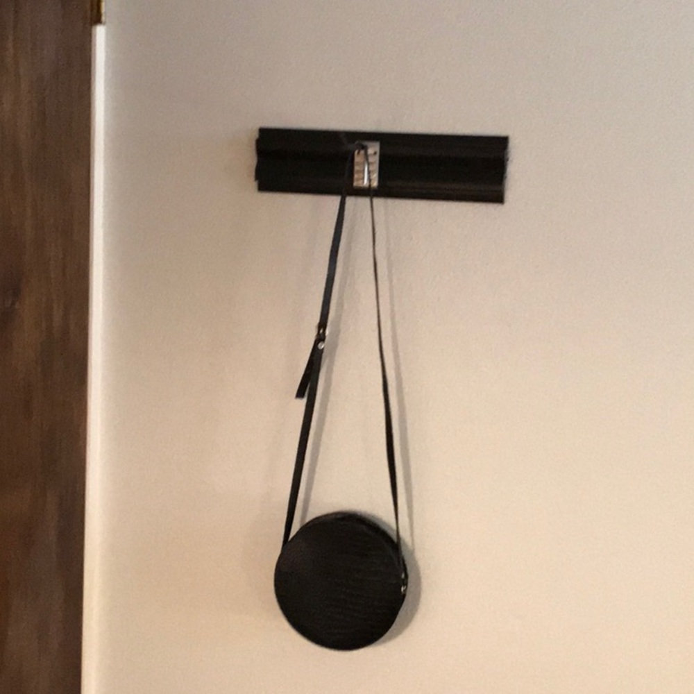 VINTAGE BLACK LEATHER CIRCLE BAG
